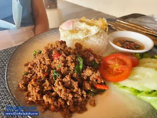 กะเพราเนื้อ นาคาไอส์แลนด์ Spicy basil beef at Naka Island